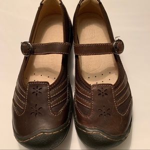 Keen brown leather Mary Jane’s w/cutouts EUC